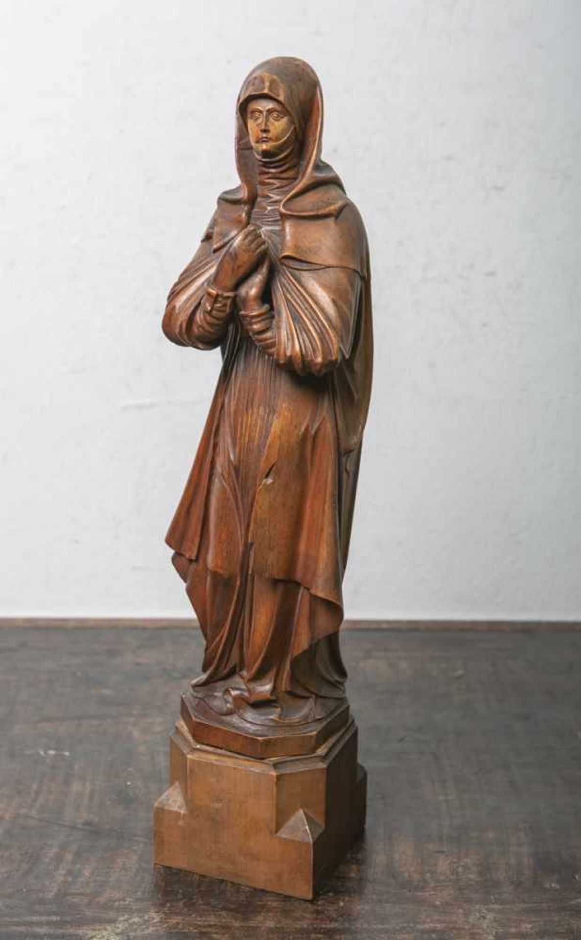 Darstellung einer weibl. Heiligen oder Nonne, Holzschnitzarbeit (wohl 19. Jahrhundert),