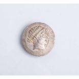 Silbermünze "Tetradrachme" (Kyme Aedis, nach 190 v. Chr.), weibl. Kopf m. Haarband, Rs.:<
