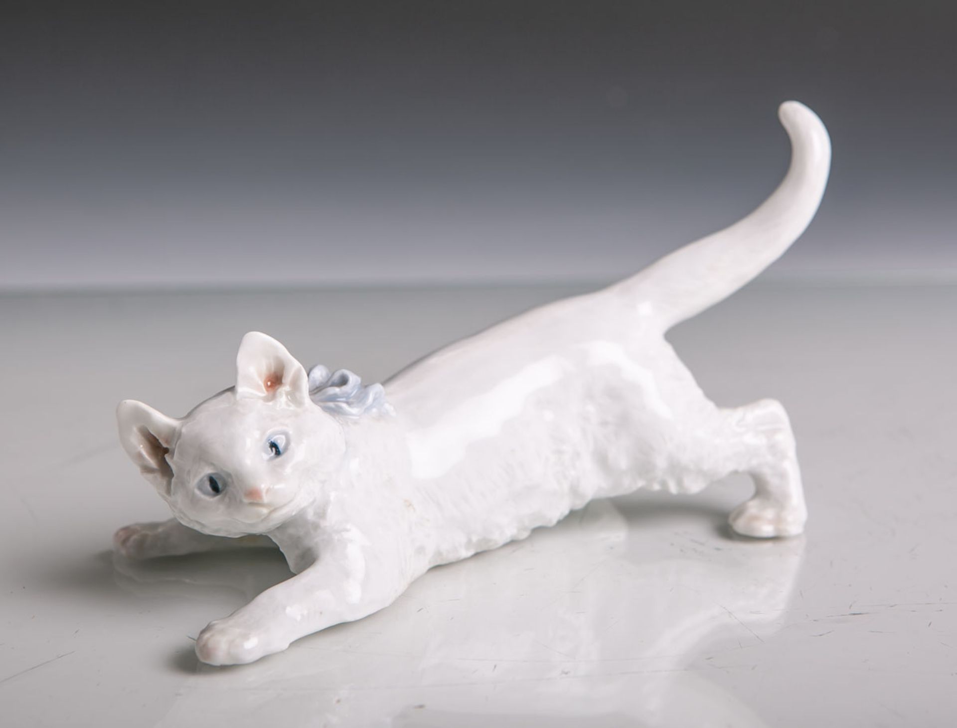 Schleichende Katze (Meissen, blaue Schwertermarke, Knaufzeit), Weißporzellan leicht<