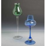 2 Glasvasen in Zwiebelform in grün u. blau (Alter u. Herkunft unbekannt), H. ca. 31 u. 23<