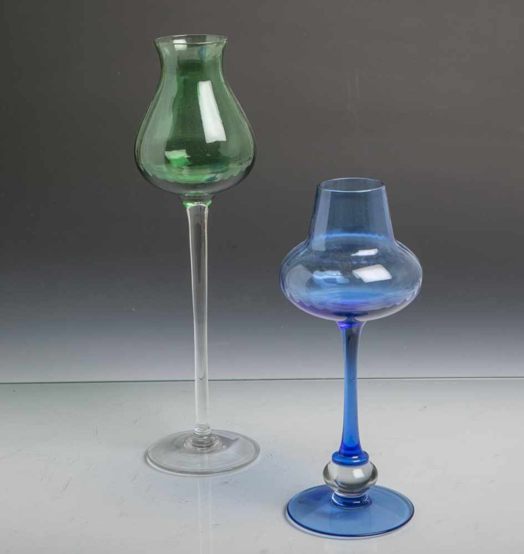 2 Glasvasen in Zwiebelform in grün u. blau (Alter u. Herkunft unbekannt), H. ca. 31 u. 23<