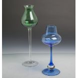 2 Glasvasen in Zwiebelform in grün u. blau (Alter u. Herkunft unbekannt), H. ca. 31 u. 23