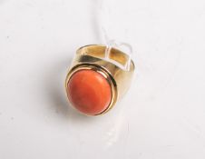 Ring 585 GG, besetzt m. Korallen-Cabochon von ca. 17,5 x 14,5 mm, Ringgröße: 57, Gewicht