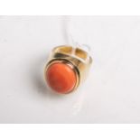 Ring 585 GG, besetzt m. Korallen-Cabochon von ca. 17,5 x 14,5 mm, Ringgröße: 57, Gewicht