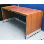 Flacher Design-Sofatisch (neuzeitlich), Nußholz furniert / Metall, auf Rollen, ca. 55 x