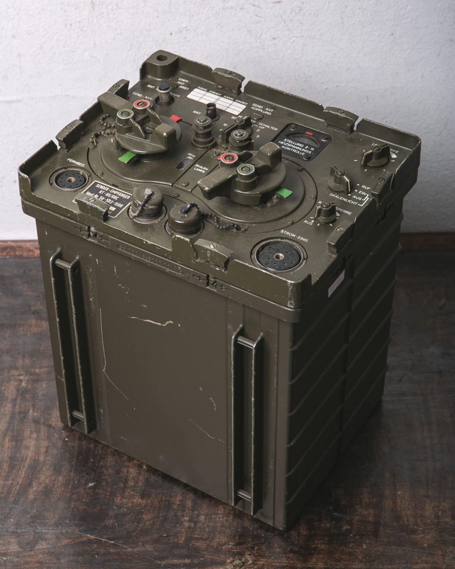 Frühe Bundeswehr-Funkanlage (Siemens u. Halske AG), bestehend aus: "Sender-Empfänger RT - Bild 2 aus 3