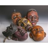 Sechs verschiedene Masken (Herkunft unbekannt, wohl 19./20. Jahrhundert), aus Holz