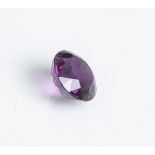 1 gr. Amethyst ohne Fassung, Dm. ca. 2 cm, T. ca. 1,5 cm. Kl. Kratzer auf dem Unterteil.