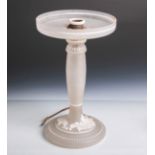 Ehemaliger antiker Lampenfuß aus farblosem mattierten Glas (wohl 1880/90), mit weißer