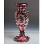 Glasvase aus klarem Glas mit roten Überfang und mit Jagdszenen dekoriert, geschliffen, H.
