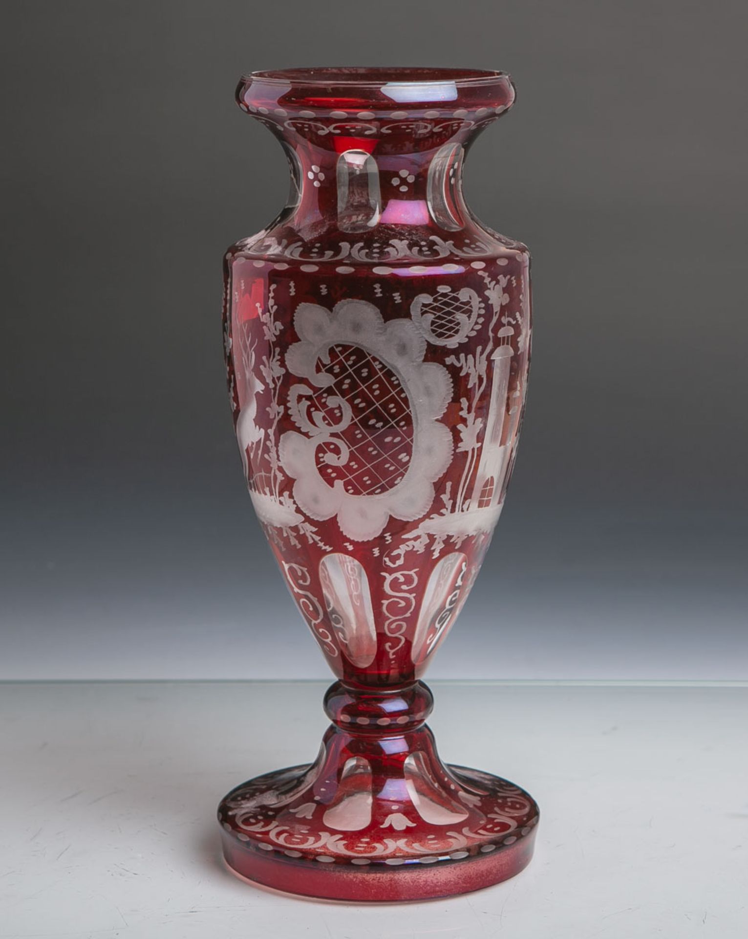 Glasvase aus klarem Glas mit roten Überfang und mit Jagdszenen dekoriert, geschliffen, H.