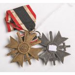 Zwei Kriegsverdienstkreuze (Drittes Reich), jeweils aus Bronze (Hersteller 121) und Silber