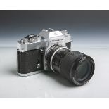 Kamera "Nikkormat EL", Gehäusenr. 5495148, Objektiv "Zoom-Nikkor" von Nikon, 1:3,5/43-86