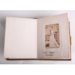 Kl. Fotoalbum (um 1900), brauner geprägter Ledereinband m. Rosendekor, Messingschließe u.