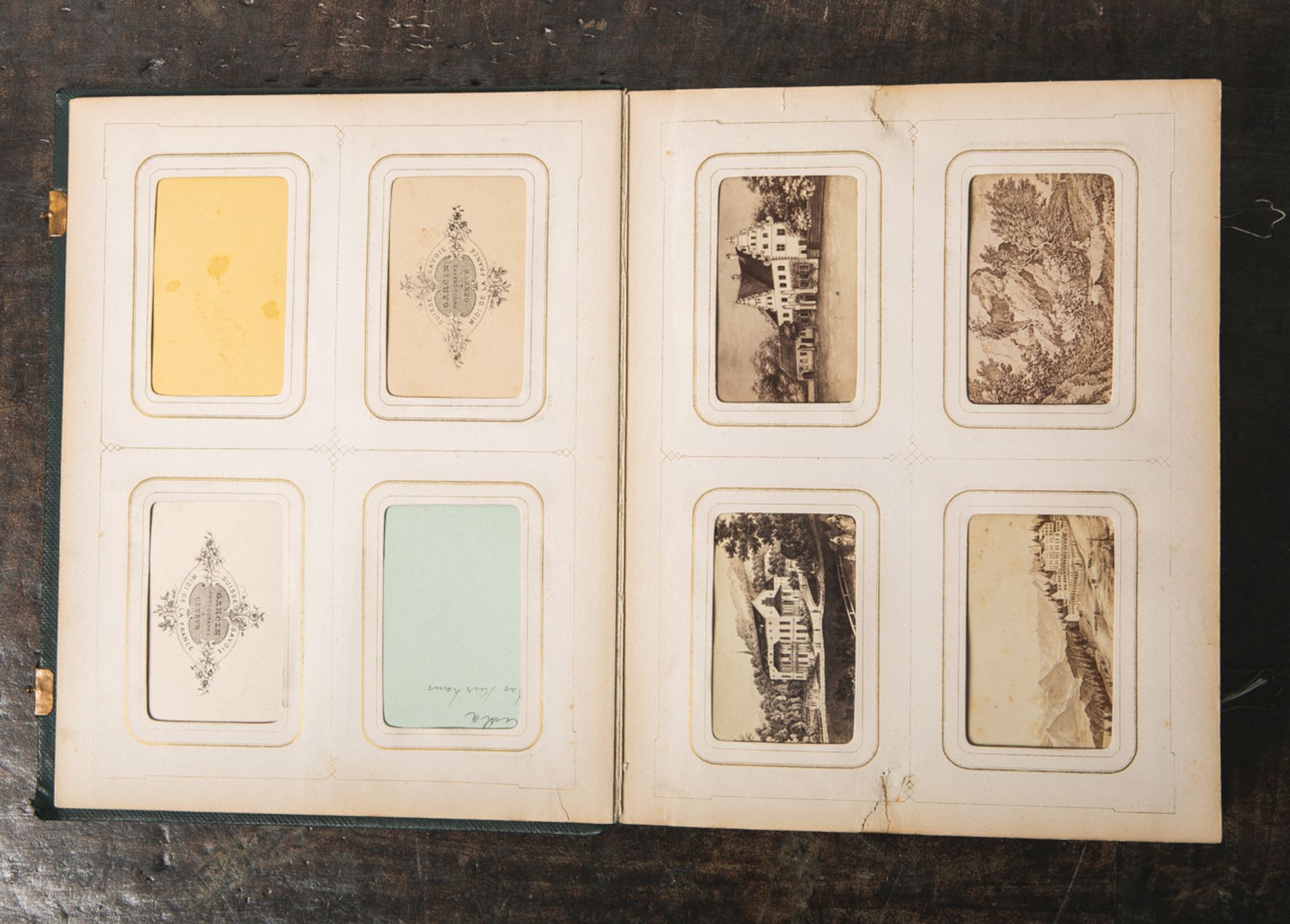 Altes Fotoalbum (um 1900), geprägter Ledereinband mit Messingschließen, 3-seitiger