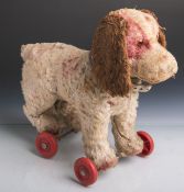 Ziehhund (wohl 1920er Jahre), auf Rollen, H. ca. 30 cm. Bespielt, teils beschädigt/rest.