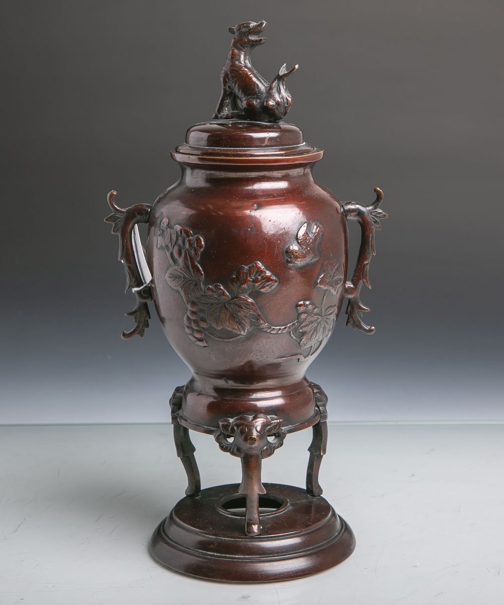 Bronzedeckelvase (wohl Japan, um 1900, Meiji-Periode), schöne alte dunkelbraune Patina,