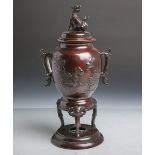 Bronzedeckelvase (wohl Japan, um 1900, Meiji-Periode), schöne alte dunkelbraune Patina,