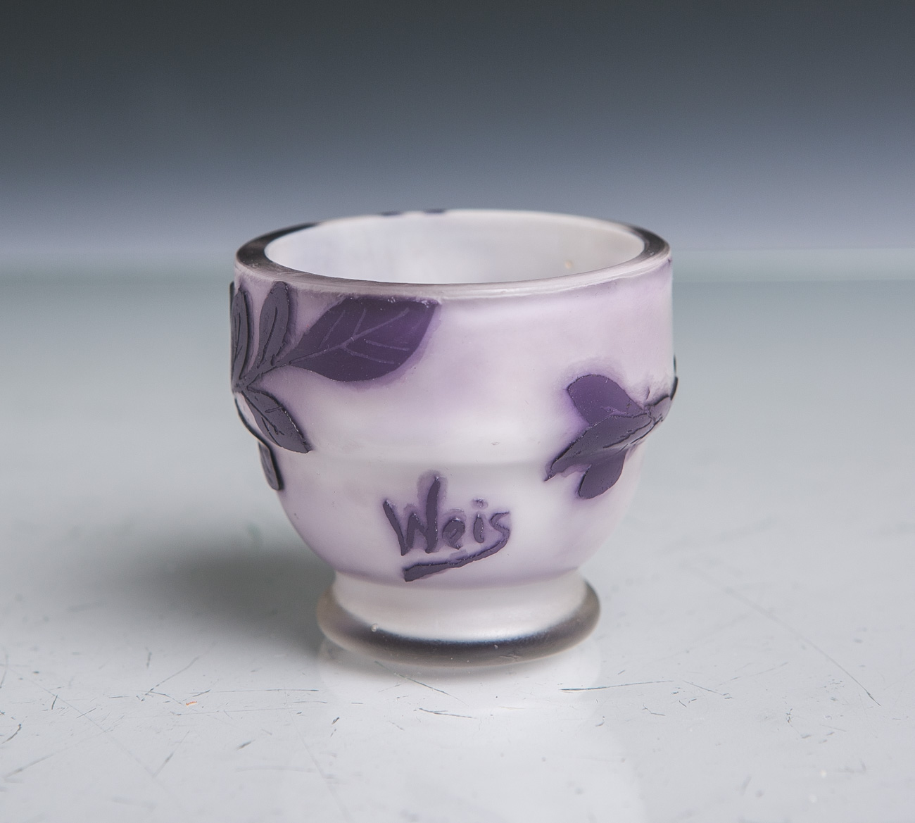 Kleine Jugendstilglasvase (Hersteller bez. "Weis", um 1900), violett überfangen mit