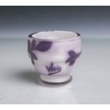 Kleine Jugendstilglasvase (Hersteller bez. "Weis", um 1900), violett überfangen mit