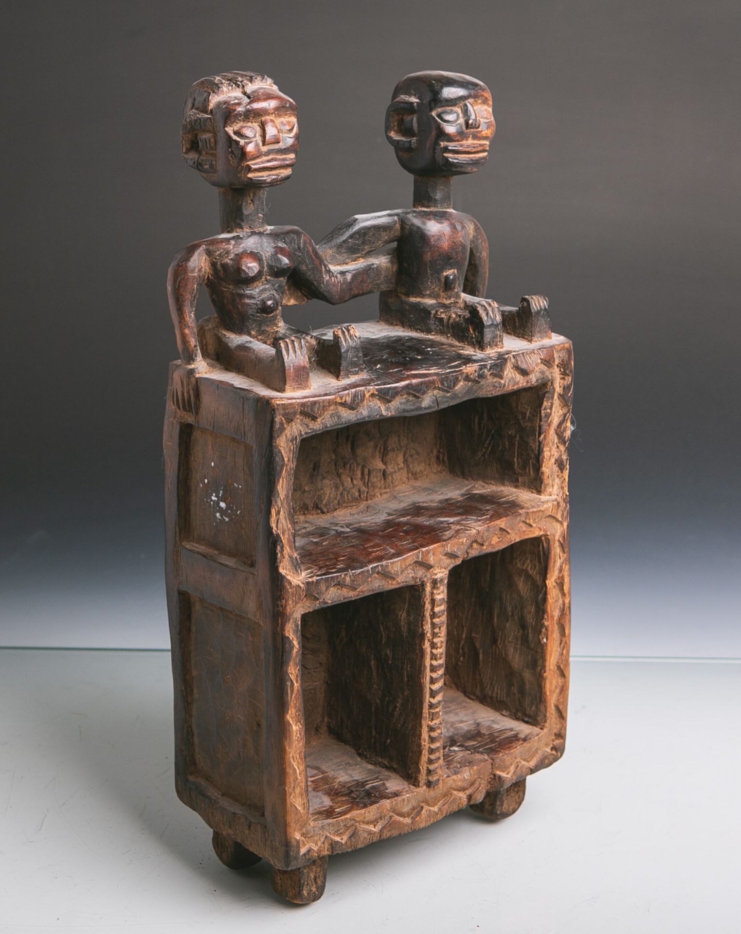 Hausaltar (Kongo, Chokwe), Holz geschnitzt, Kasten m. 3 Fächern, oben ein sitzendes
