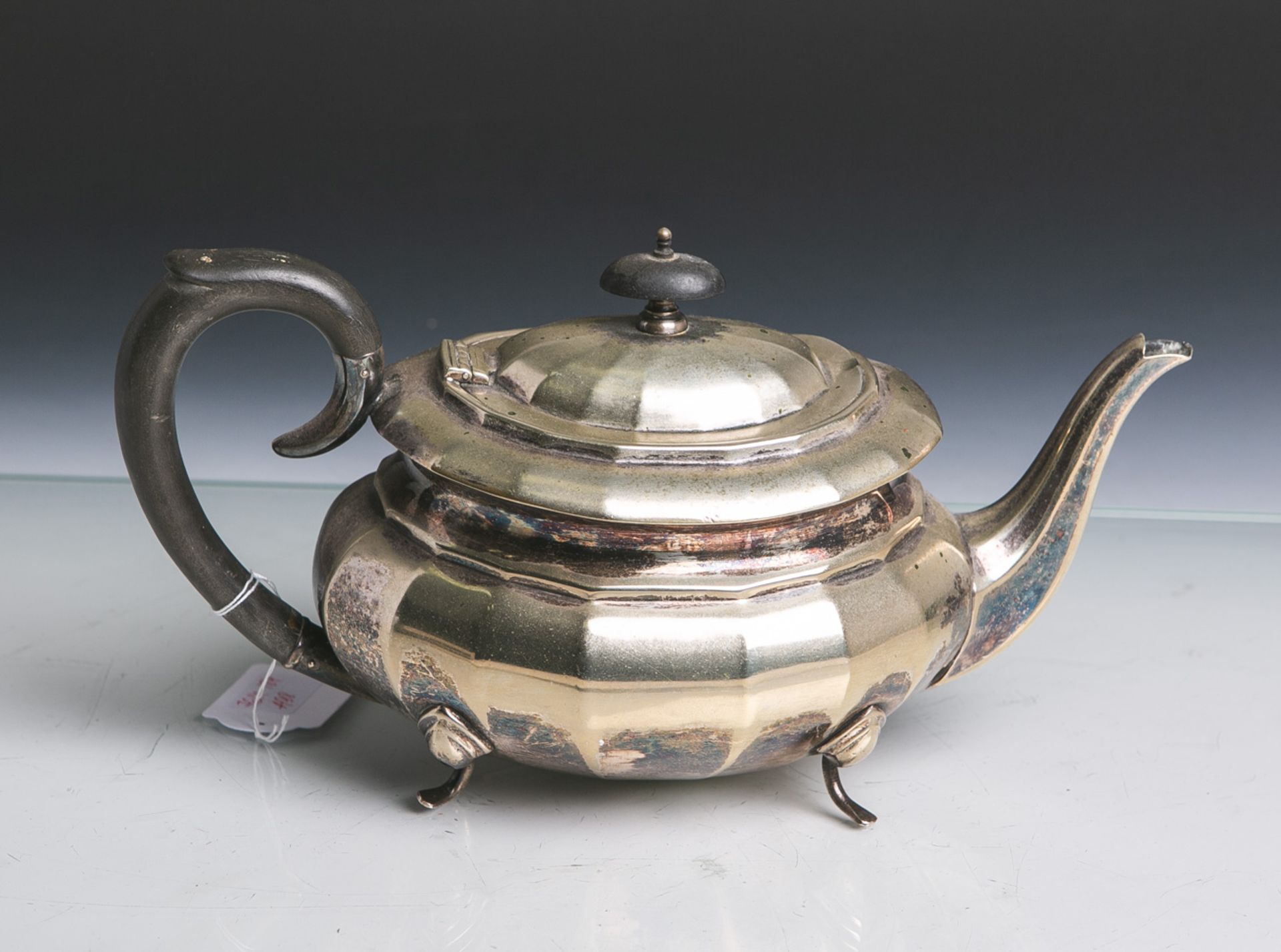 Teekanne (England, 19./20. Jahrhundert), Metall versilbert, mehrfach gestempelt, Griff aus