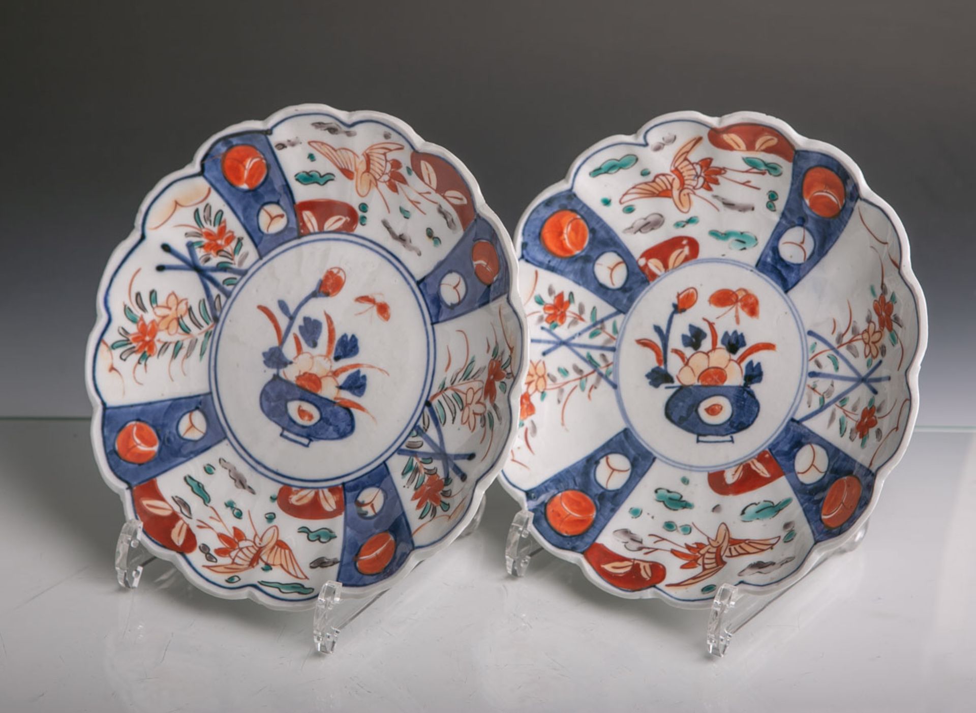 Zwei japanische Porzellanteller (wohl 18./19. Jahrhundert, Japan, Meiji), polychrom