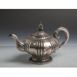Teekanne aus Silber (19. Jahrhundert), gestempelt: 13 Lot, Schleissner, H. ca. 16 cm,