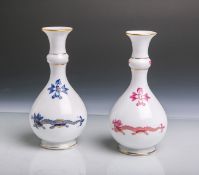 2 kl. Vasen (Meissen, blaue Schwertermarke), Form "Neuer Ausschnitt", Dekor "Blauer