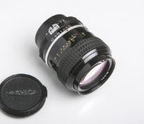 Objektiv "Nikkor" von Nikon, 1:2,5/105 mm, Nr. 751069, m. Schutzdeckeln.