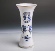 Vase (Meissen, blaue Schwertermarke), Dekor "Blauer Drache" m. Goldstaffage, Modellnr.