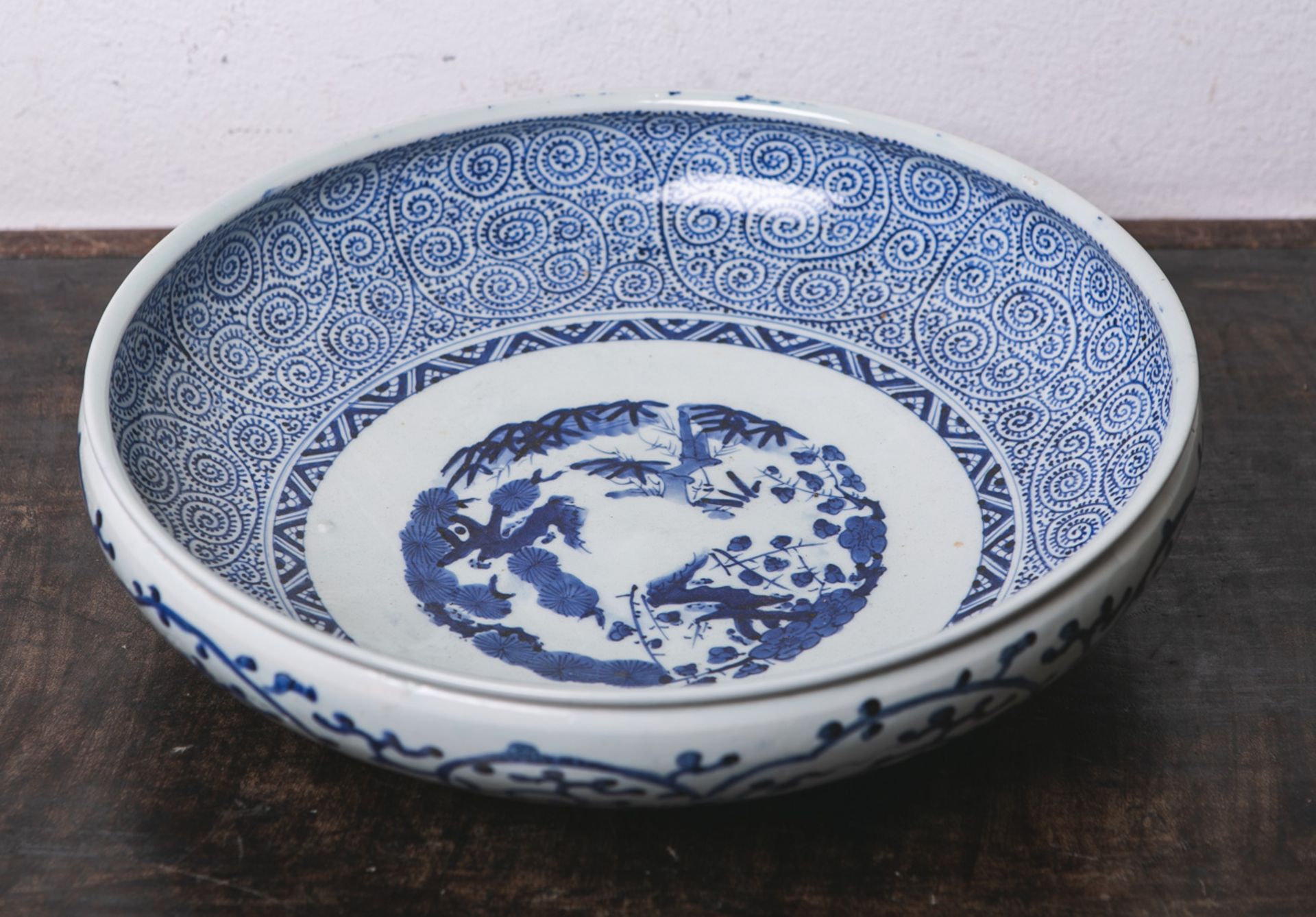 Gr. runde Porzellanschale (Japan, wohl 19. Jahrhundert), blau-weiße Bemalung,