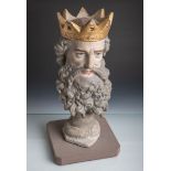Unbekannter Künstler, Darstellung eines Königs mit Krone und Bart, Gips, Montage auf altem