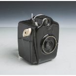 Bilora-Kamera "Boy" (Deutschland, Baujahr 1950-52), schwarzes Bakelitgehäuse, mit