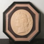 Ovale Bildplatte, reliefartige Darstellung einer Frau/Göttin (wohl aus Keramik/Porzellan),