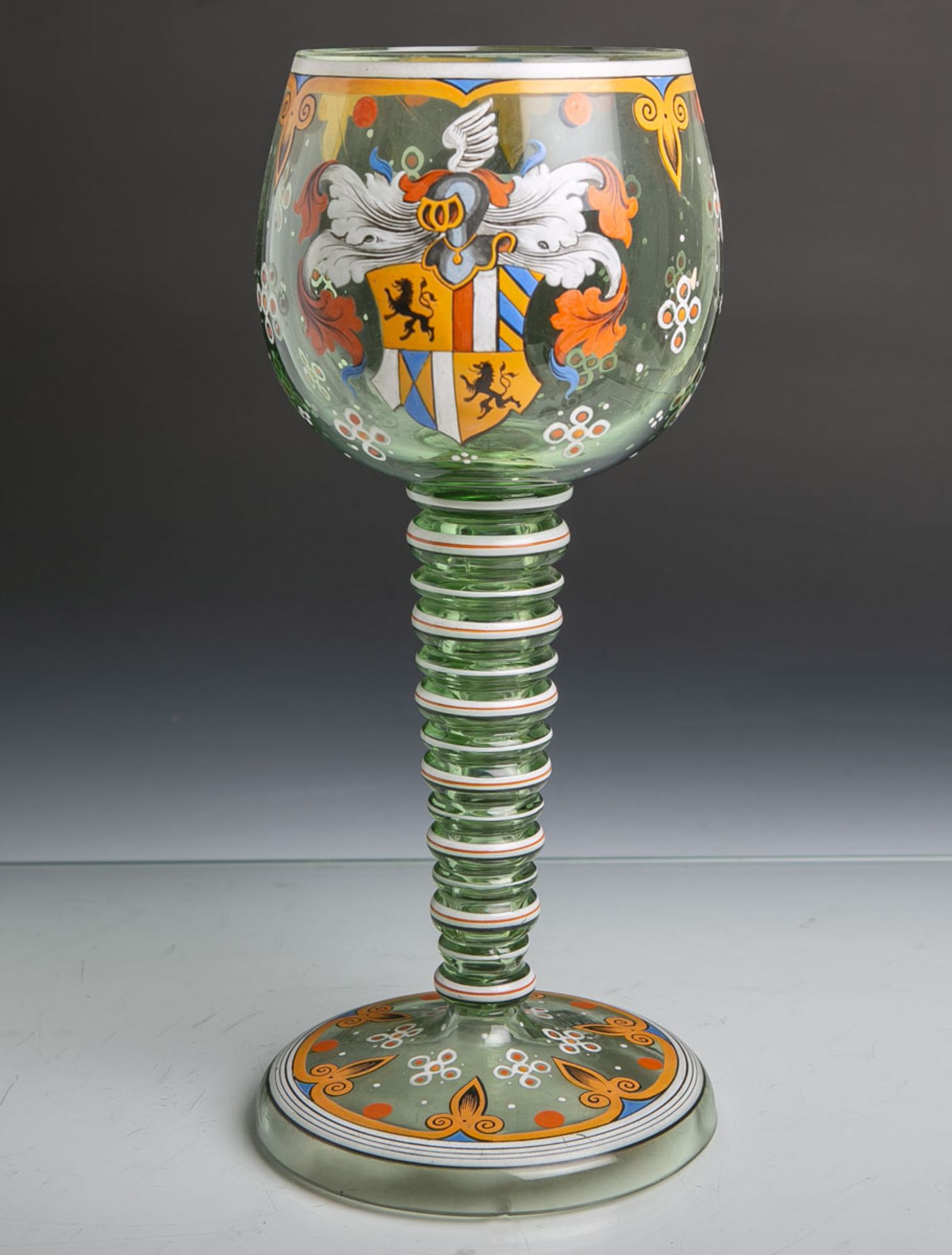 Übergroßer Weinrömer (19. Jahrhundert), grünliches Glas m. aufwendiger Emailbemalung,