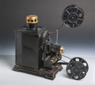 Spielzeug Filmprojektor von Bing Werke AG (wohl 1930er Jahre), 35 mm, Blech schwarz