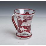 Henkelglas (19. Jahrhundert), klares Glas m. rotem Überfang, feine Gravur m. Ansicht von