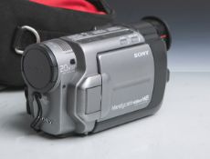 Videokamera "Sony CCD-TRV101E", 20x Digital Zoom, Hi8 Video, Nr. 13714, m. Stofftasche von