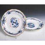 2 flache Teller (Meissen, blaue Schwertermarke, Knaufzeit), Dekor "Blauer Drache" m.