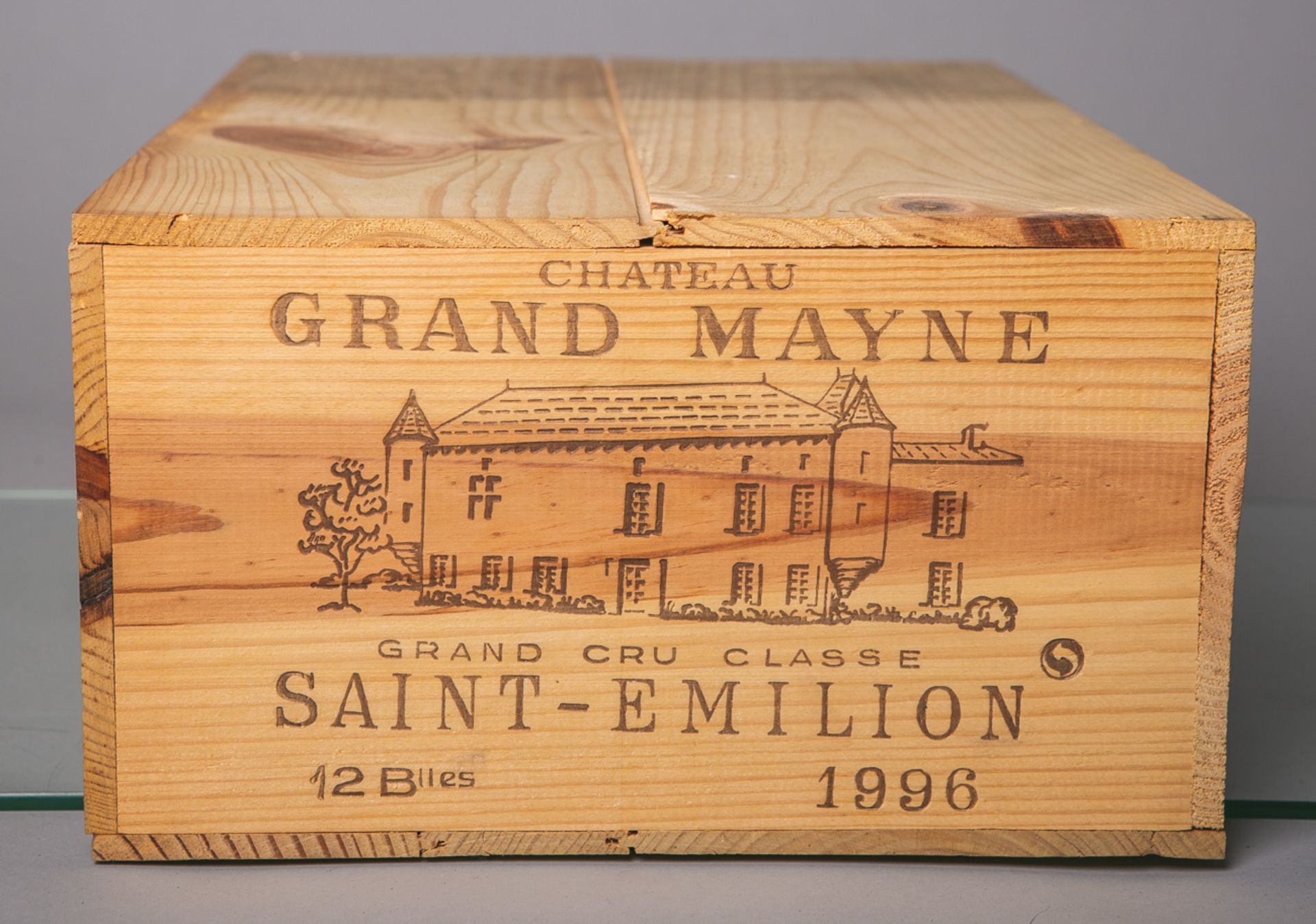 12 Flaschen von Chateau Grand Mayn, Saint Emilion (1996), je 0,75 L, in orig. Holzkiste.Im