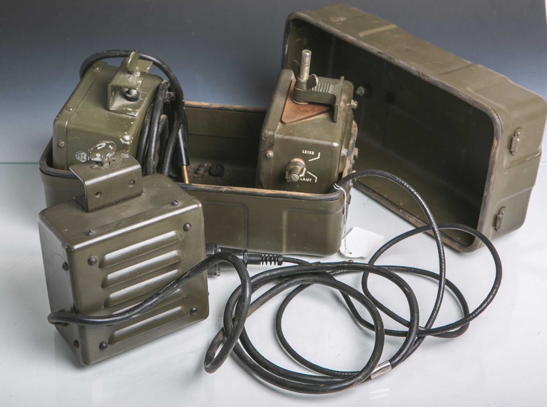Drei Lautsprecher in Bundeswehr-Metallbox, LS-166/V Telefunken, Ind. Nr. 50-243-6420.
