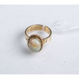 Damenring 585 GG, besetzt m. 1 Edelopal-Cabochon von ca. 4.45 ct u. 2 Brillanten von zus.