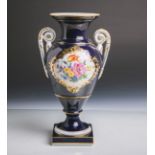 Amphore (Meissen, blaue Schwertermarke), kobaltblauer Fond, farbige Blumenbemalung,