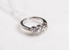 Ring 750 WG, besetzt m. 3 Brillanten von von zus. ca. 1.1 ct in hohem Farb- u.