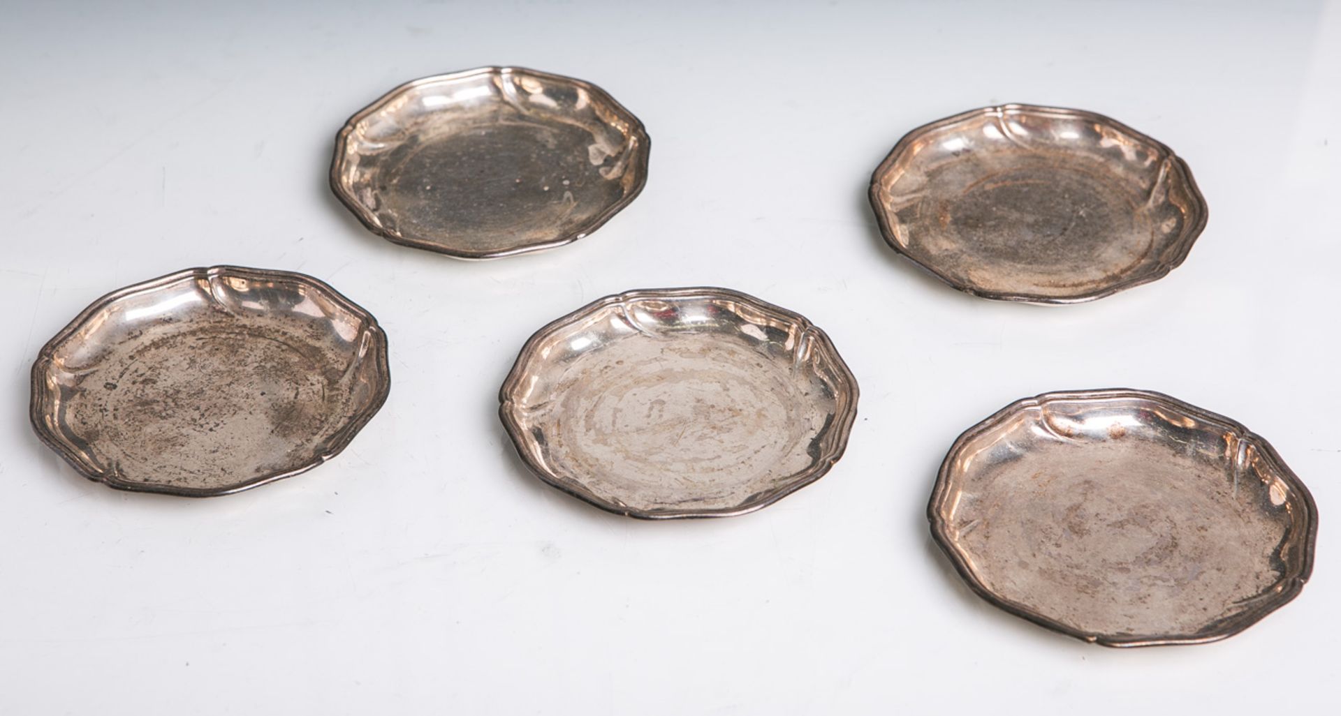 Fünf runde Untersetzer aus Sterling Silber 925 (Herstellerpunze bez. "Schnauffer-Dresden",