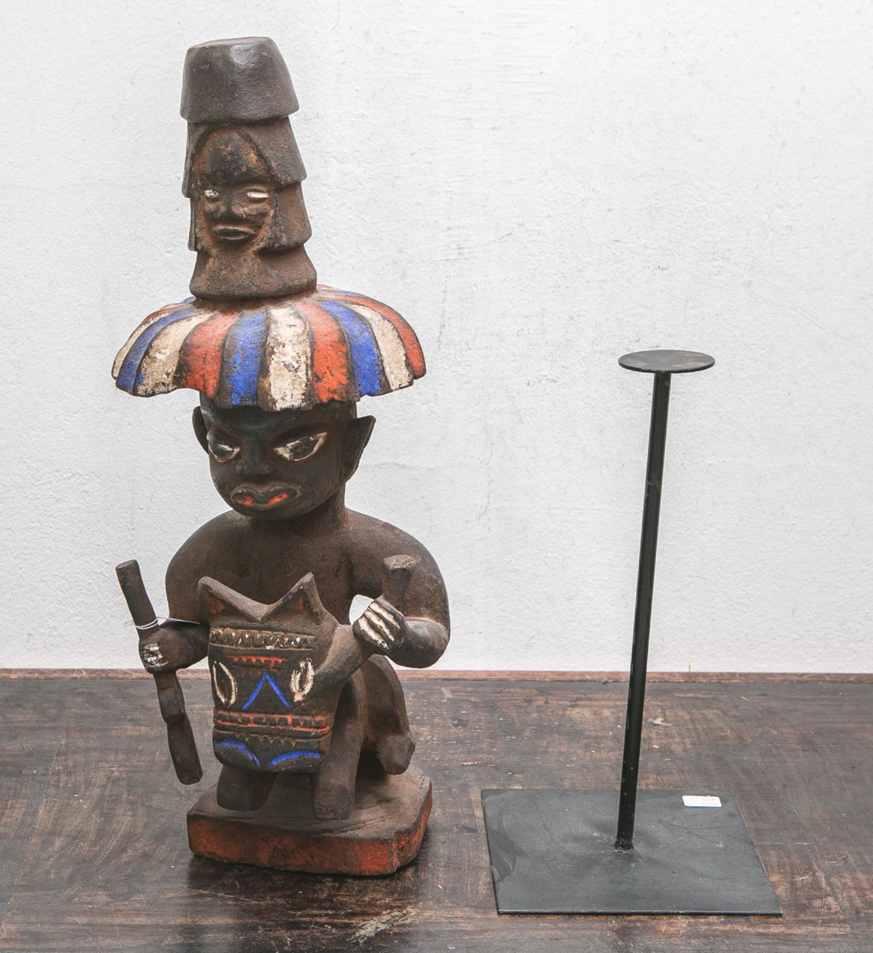 Männliche Ahnenfigur (Kamerun Grasland, wohl 1960er Jahre), Holz geschnitzt, Darstellung