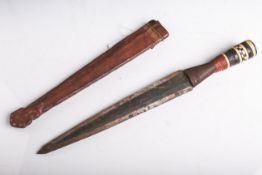 Messer eines Massai (Ostafrika), 2-schneidige Klinge, Griff sowie Scheide aus Holz m.