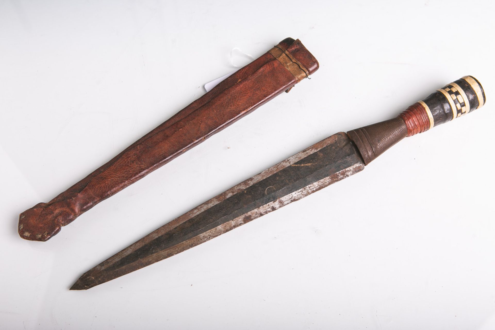 Messer eines Massai (Ostafrika), 2-schneidige Klinge, Griff sowie Scheide aus Holz m.
