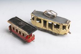 Zwei Spielstraßenbahnenwagons, jeweils aus Holz und Blech, L. jeweils ca. 10,5 und 8 cm.